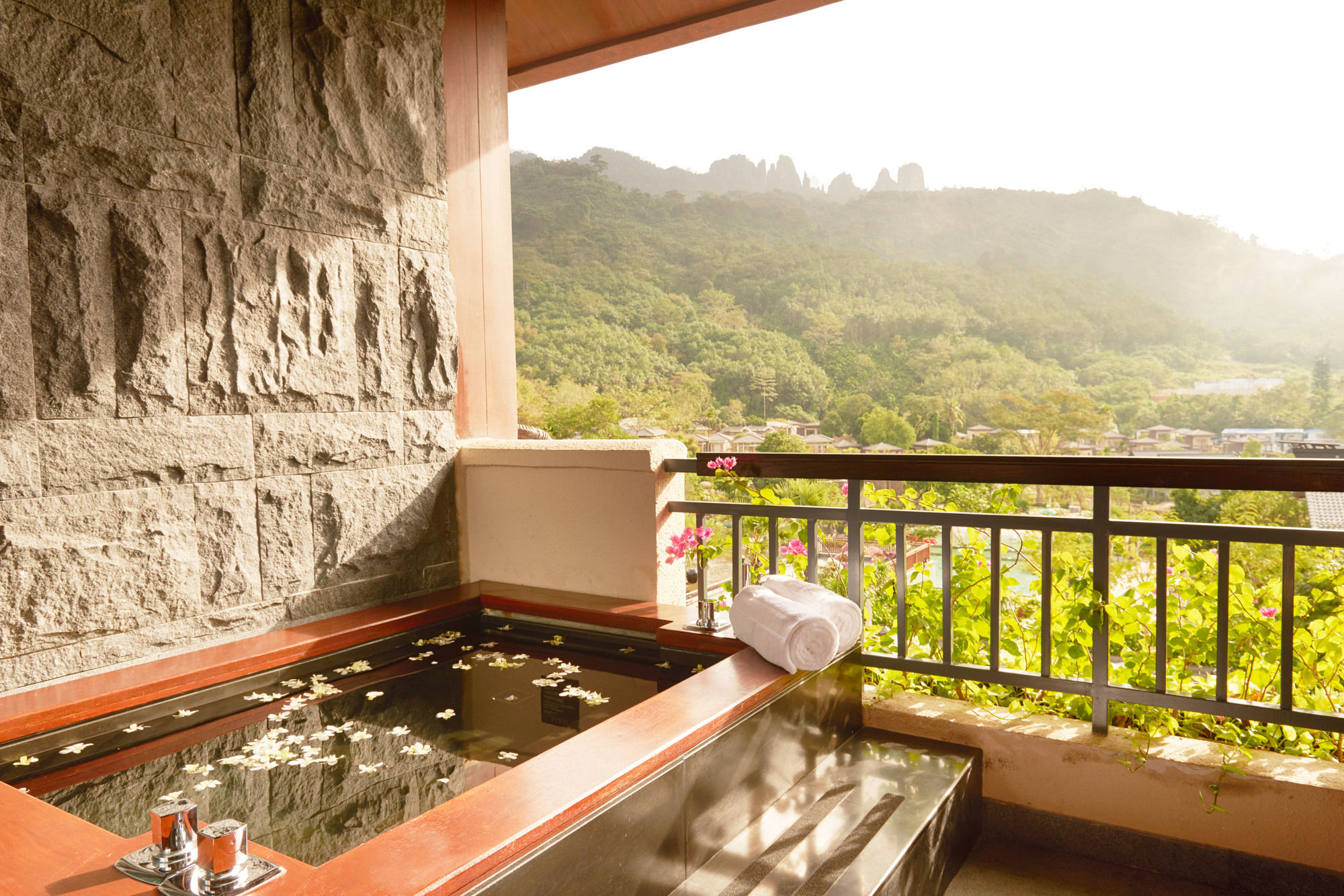 Doubletree Resort By Hilton Hotel Hainan - Qixianling Hot Spring Baoting Exterior foto